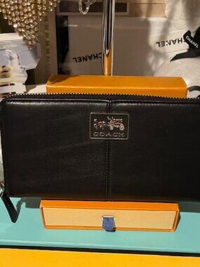 Coach Continental Black Leather Zip Around Wallet Horse Carriage Logo Like New